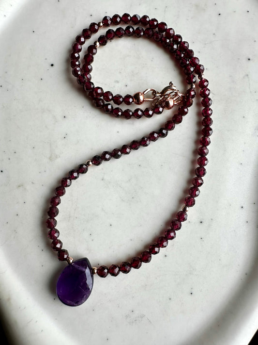 COLLANA CON GRANATO E GOCCIA DI AMETISTA