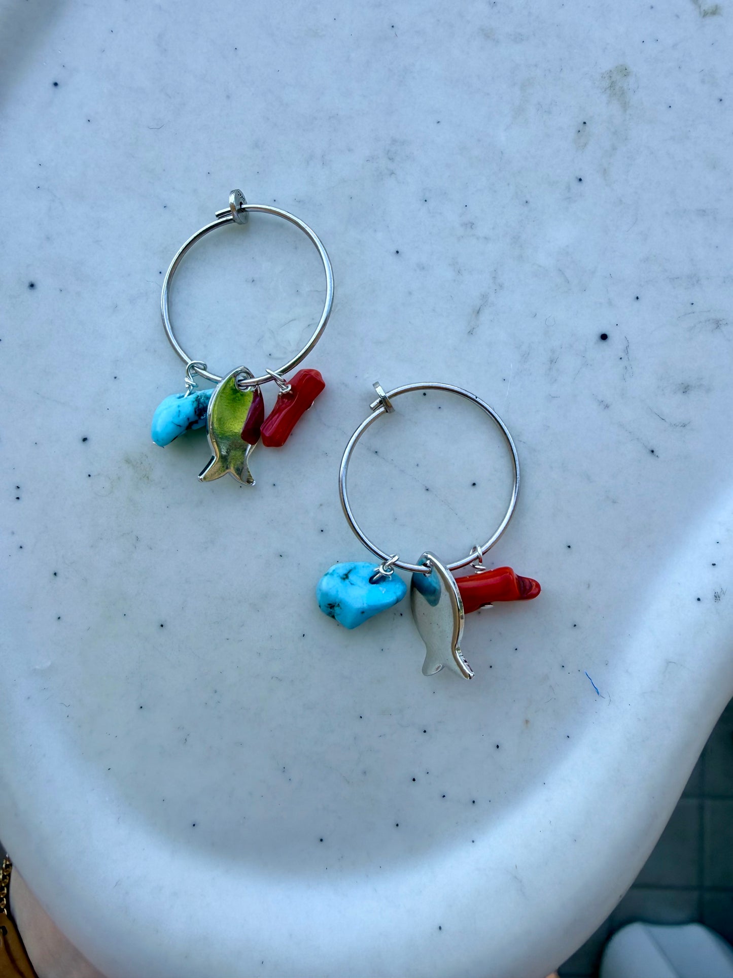 COPPIA ORECCHINI CERCHIO CON PESCE, CORALLO BAMBÙ E AULITE TURCHESE