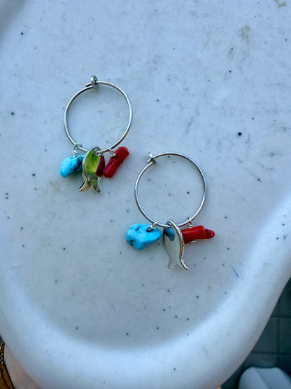 COPPIA ORECCHINI CERCHIO CON PESCE, CORALLO BAMBÙ E AULITE TURCHESE