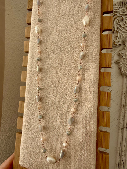 COLLANA LUNGA ALTERNATA DA PERLE IRREGOLARI E CRISTALLI GRIGIO, LATTE E FANGO