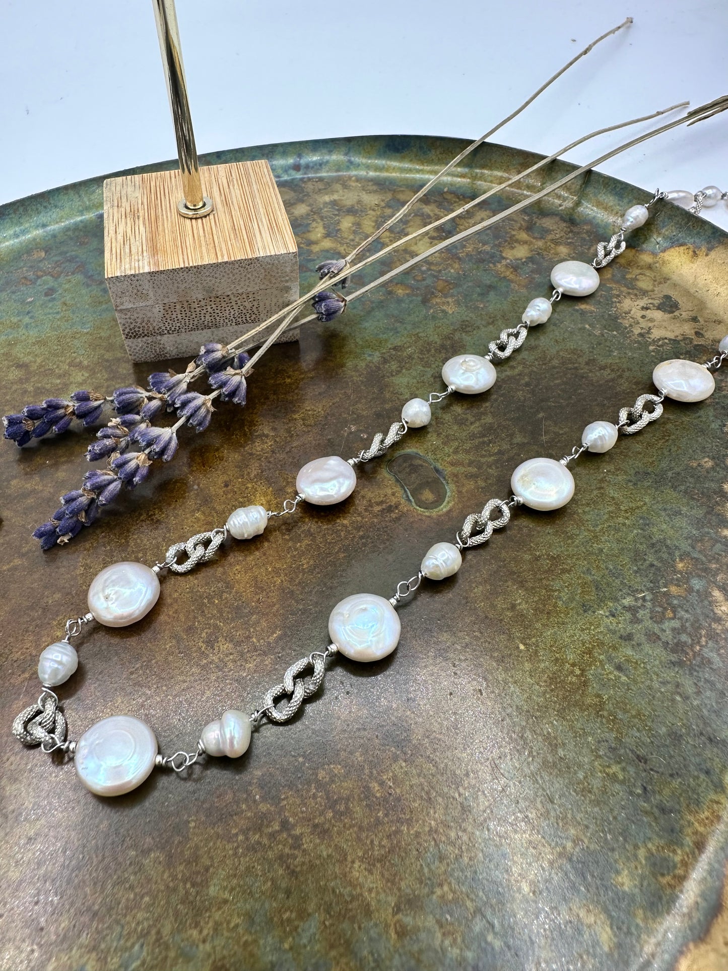 COLLANA CON PERLE D’ACQUA DOLCE E CATENA GROUMETTE