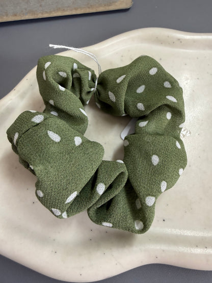 SCRUNCHIE VERDE OLIVA A POIS