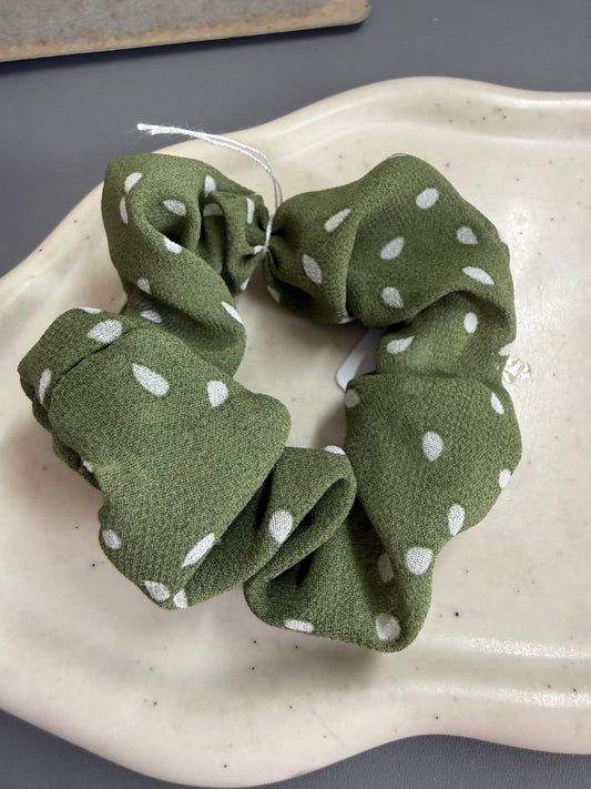 SCRUNCHIE VERDE OLIVA A POIS