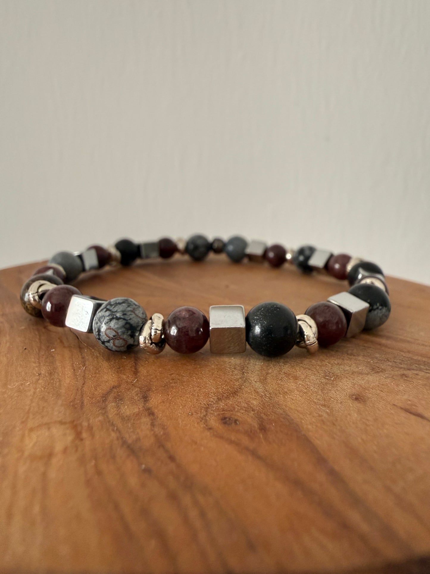 BRACCIALE ELASTICO CON PERLE DI CERAMICA, EMATITE E GRANATO