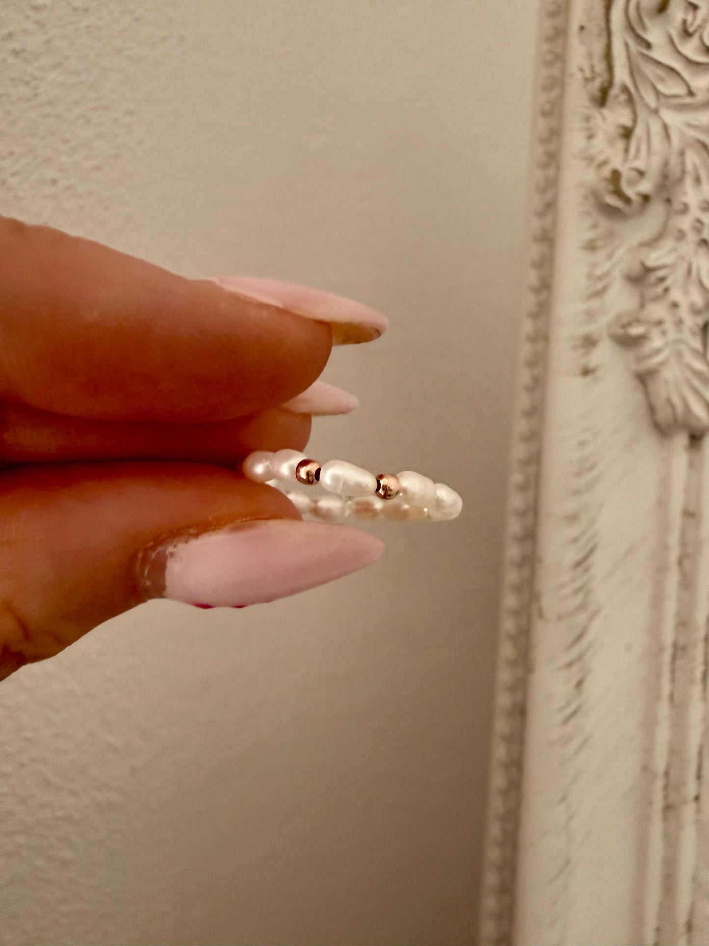 ANELLO ELASTICO CON PERLE RISINO IRREGOLARI BIANCHE E SFERE ROSÉ