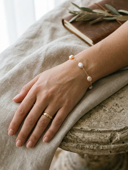 BRACCIALE IN ARGENTO DORATO E PERLE D’ACQUA DOLCE SASSETTO