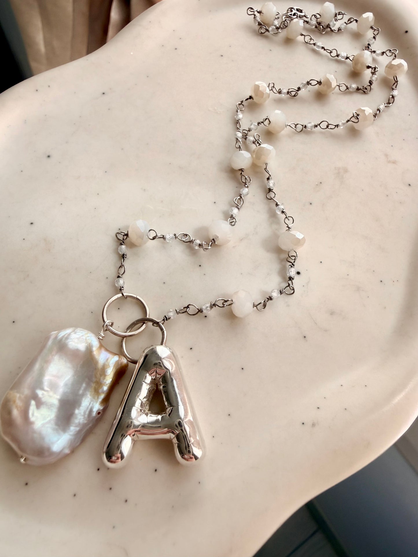 COLLANA ROSARIO CON CRISTALLI E ZIRCONI BIANCHI, MAXI PERLA BAROCCA ED INIZIALE BALOON