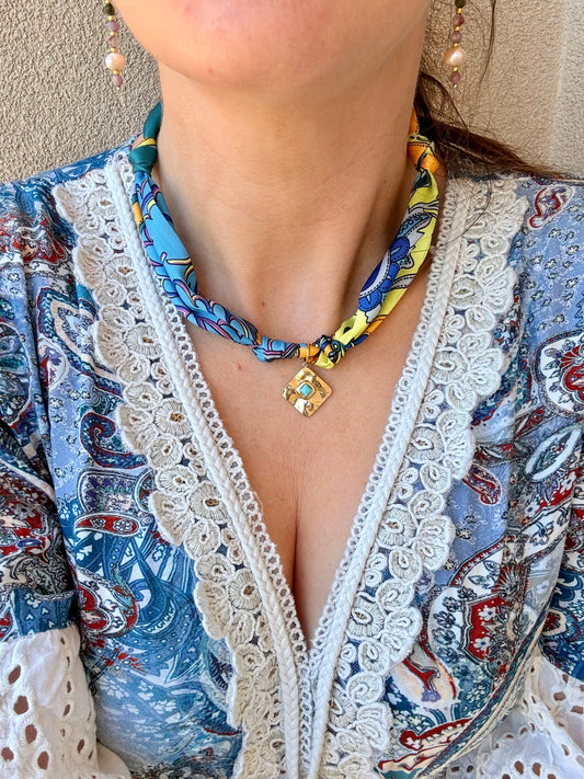 FOULARD GIOIELLO CON FIORE VERDE OTTANIO-ARANCIONE-BLU E PENDENTE ROMBO IN ACCIAIO MARTELLATO CON TURCHESE