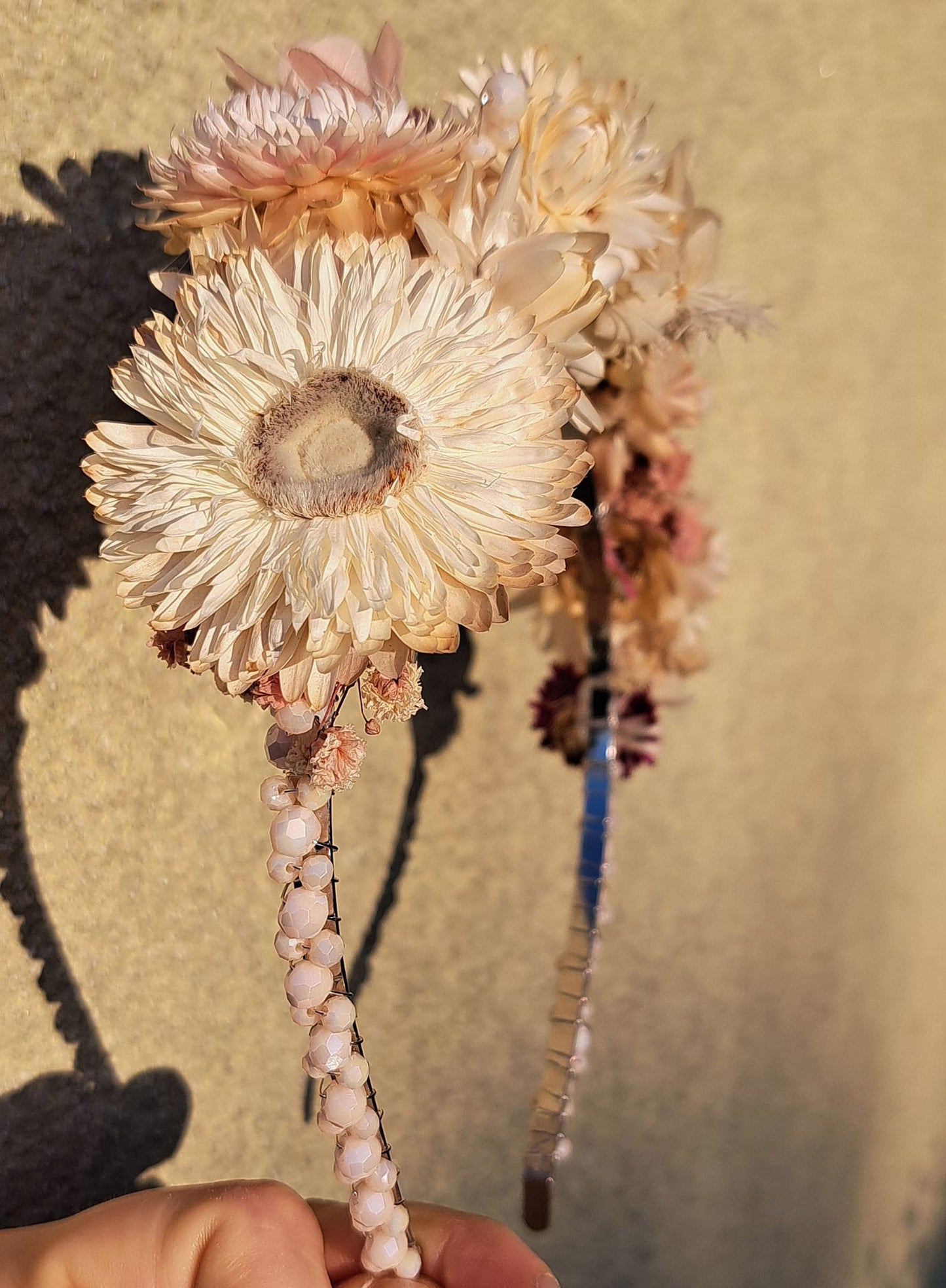 CORONCINA CON FIORI ESSICCATI E CRISTALLI AVORIO