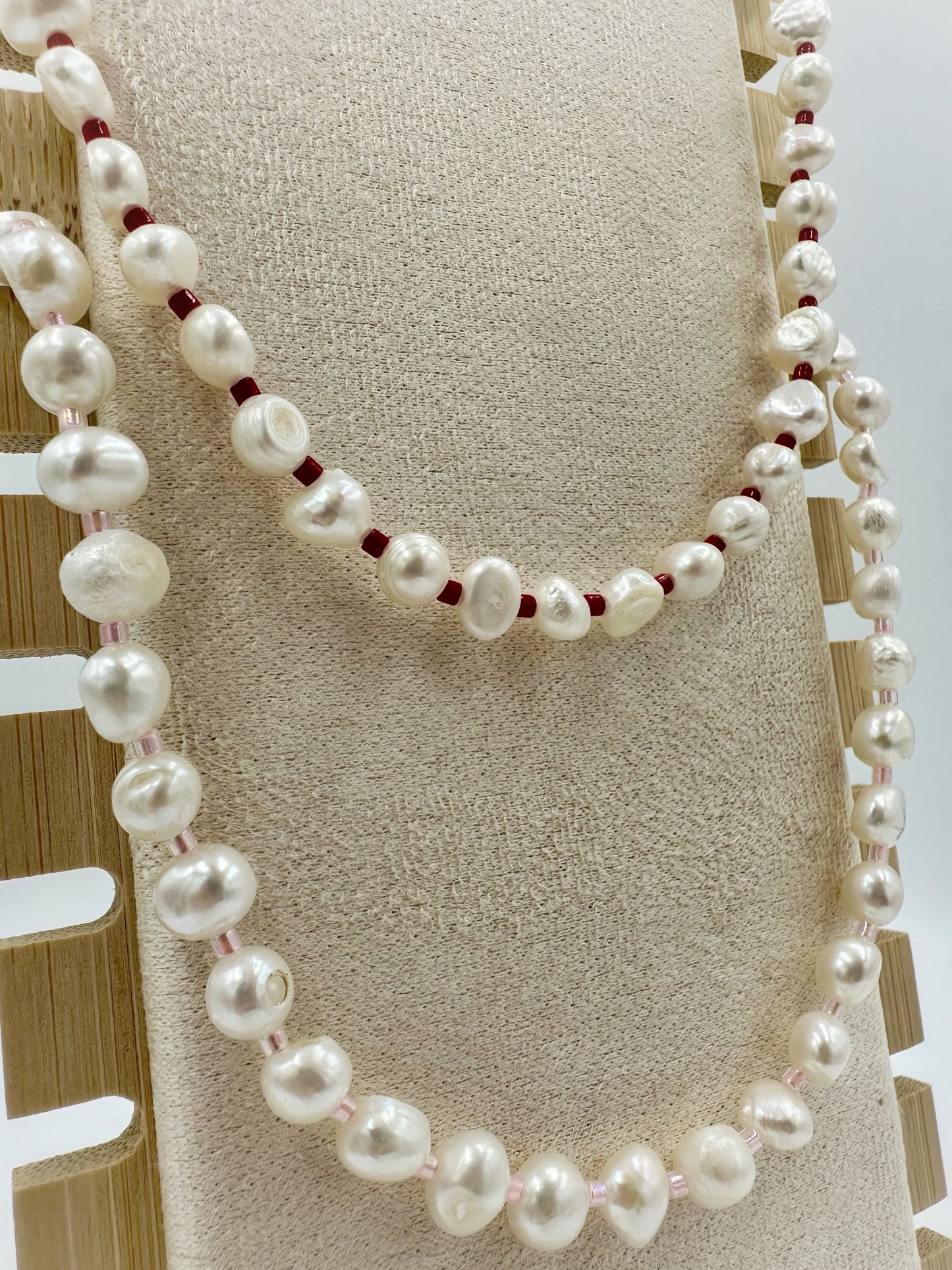 COLLANA CON PERLE IRREGOLARI E PERLINE COLORATE