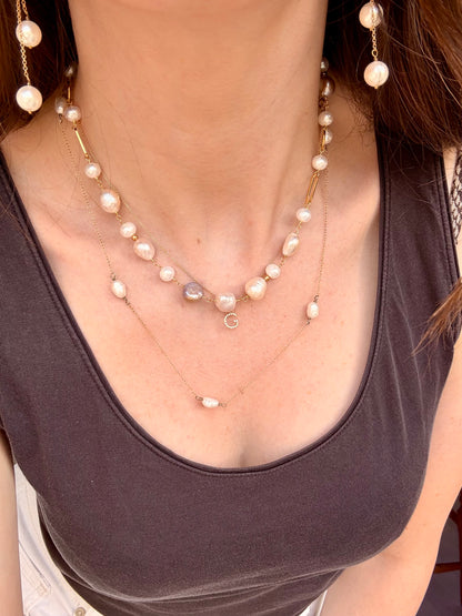 COLLANA PERLE SASSETTO BIANCHE VIOLA E ROSA ALTERNATE ED ELEMENTI OVALI PIATTI DORATI