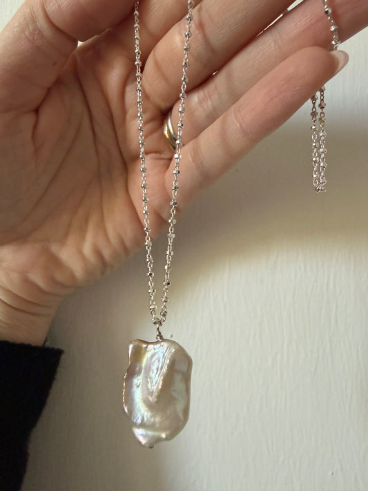 COLLANA CATENA RONDELLE SFACCETTATE CON PERLA BAROCCA PENDENTE BIANCA