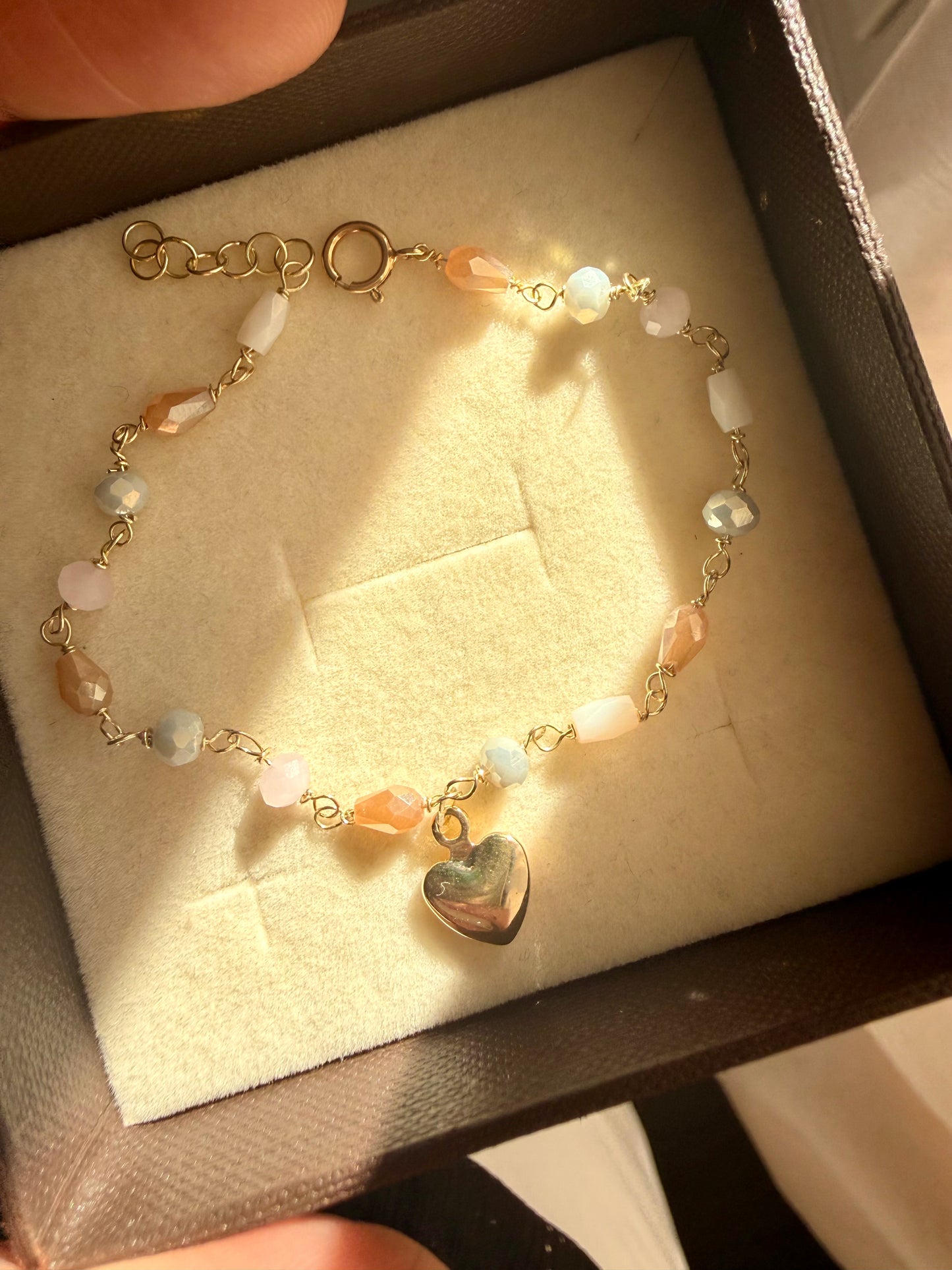 BRACCIALE ROSARIO CON CRISTALLI BEIGE, GRIGIO, ROSATO E CUORICINO DORATO
