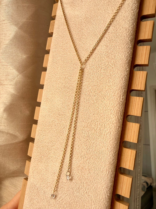 COLLANA CATENA ROLÓ CON CRAVATTINO PENDENTE E ZIRCONI BIANCHI