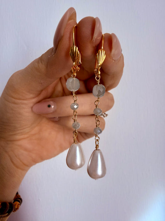 ORECCHINI MONACHELLA CON AGATA GRIGIO CHIARO E GOCCIA DI MADREPERLA