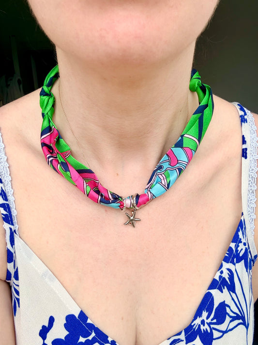 FOULARD GIOIELLO CON CINTURE ROSA-VERDE-BLU E CHARM STELLA MARINA