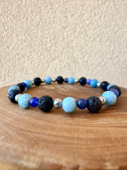 BRACCIALE ELASTICO CON PIETRA DI LAVA, EMATITE, QUARZO LARIMAR E SODALITE