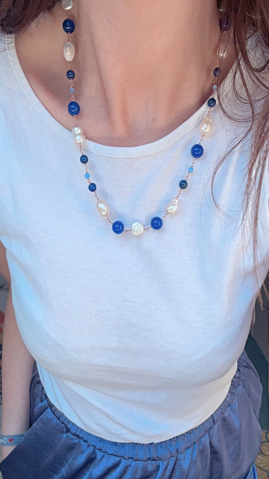 COLLANA PERLE BAROCCHE E MONETA E PIETRE NEI TONI DEL BLU