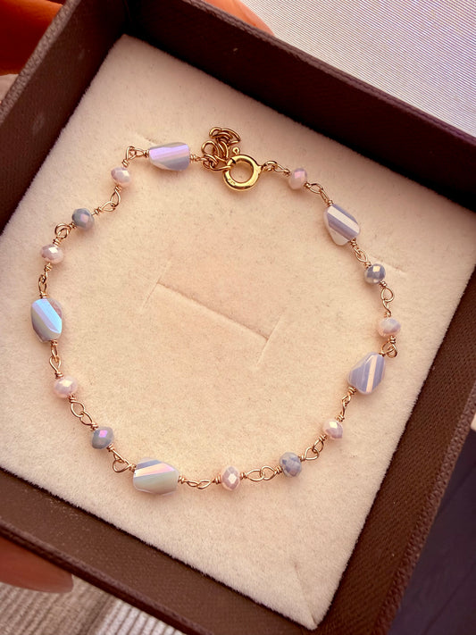 BRACCIALE CON SASSOLINI IRREGOLARI COLOR BIANCO E PANNA