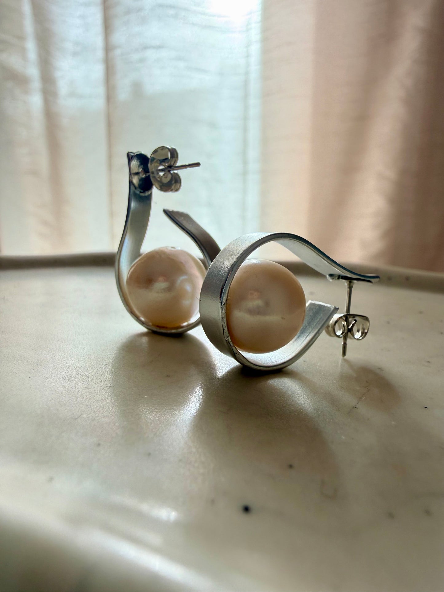 COPPIA ORECCHINI SEMICERCHI OVALI ALLUMINIO CON PERLA BIANCA