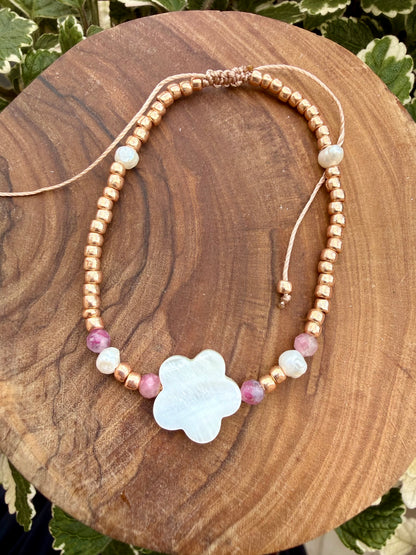 BRACCIALE CORDINO REGOLABILE RONDELLE ORO ROSA ALTERNATE A PIETRE TORMALINA ROSA E MADREPERLA