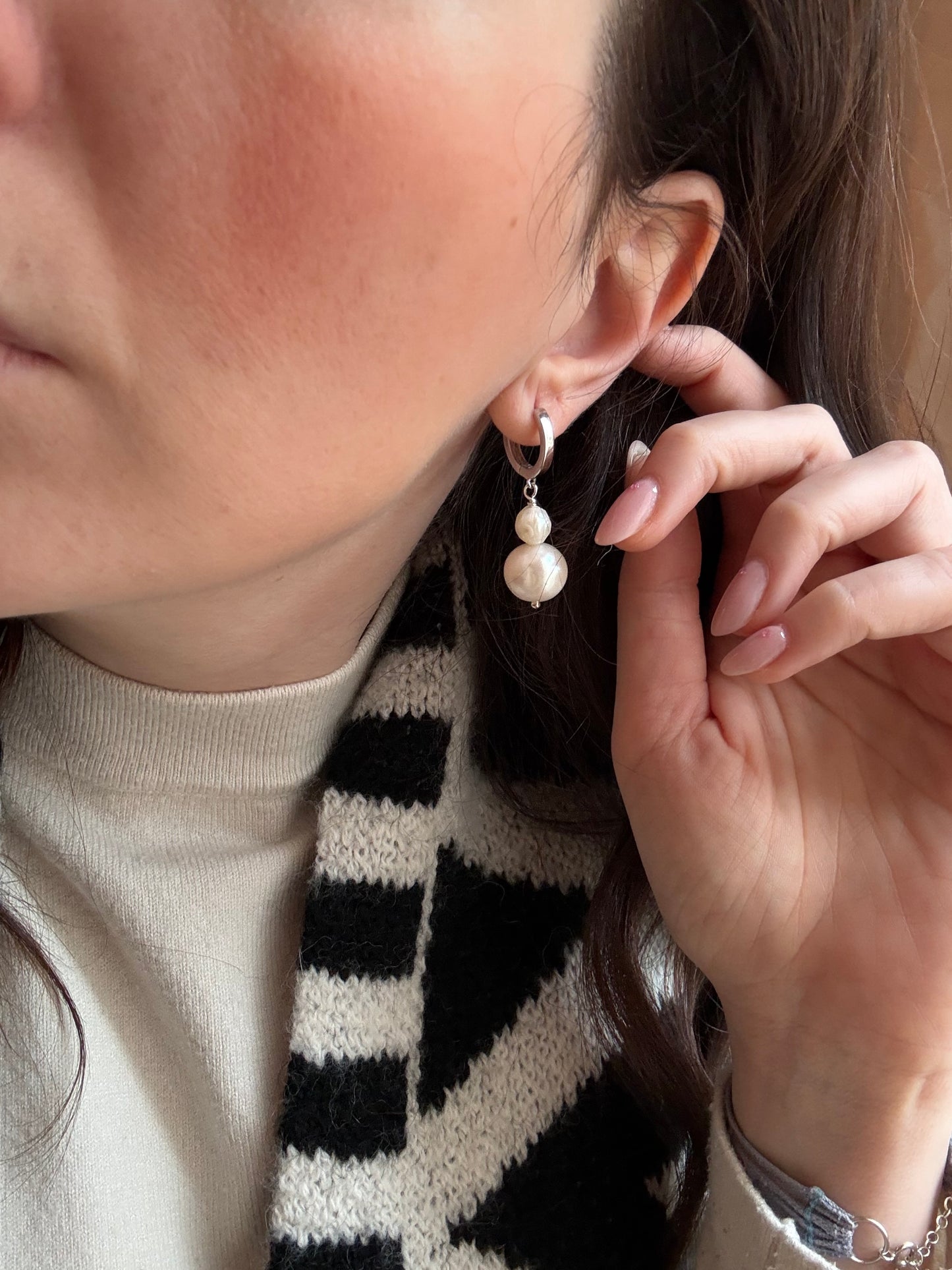 COPPIA ORECCHINI CERCHIETTO CON DOPPIA PERLA BIANCA ARGENTO