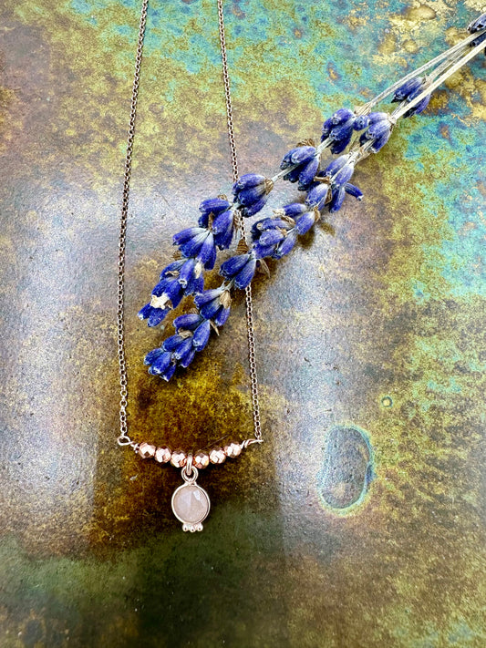 COLLANA ROLÒ CON SFERE DI EMATITE SFACCETTATA ROSÉ E PIETRA DI LUNA ADULARIA CIPRIA