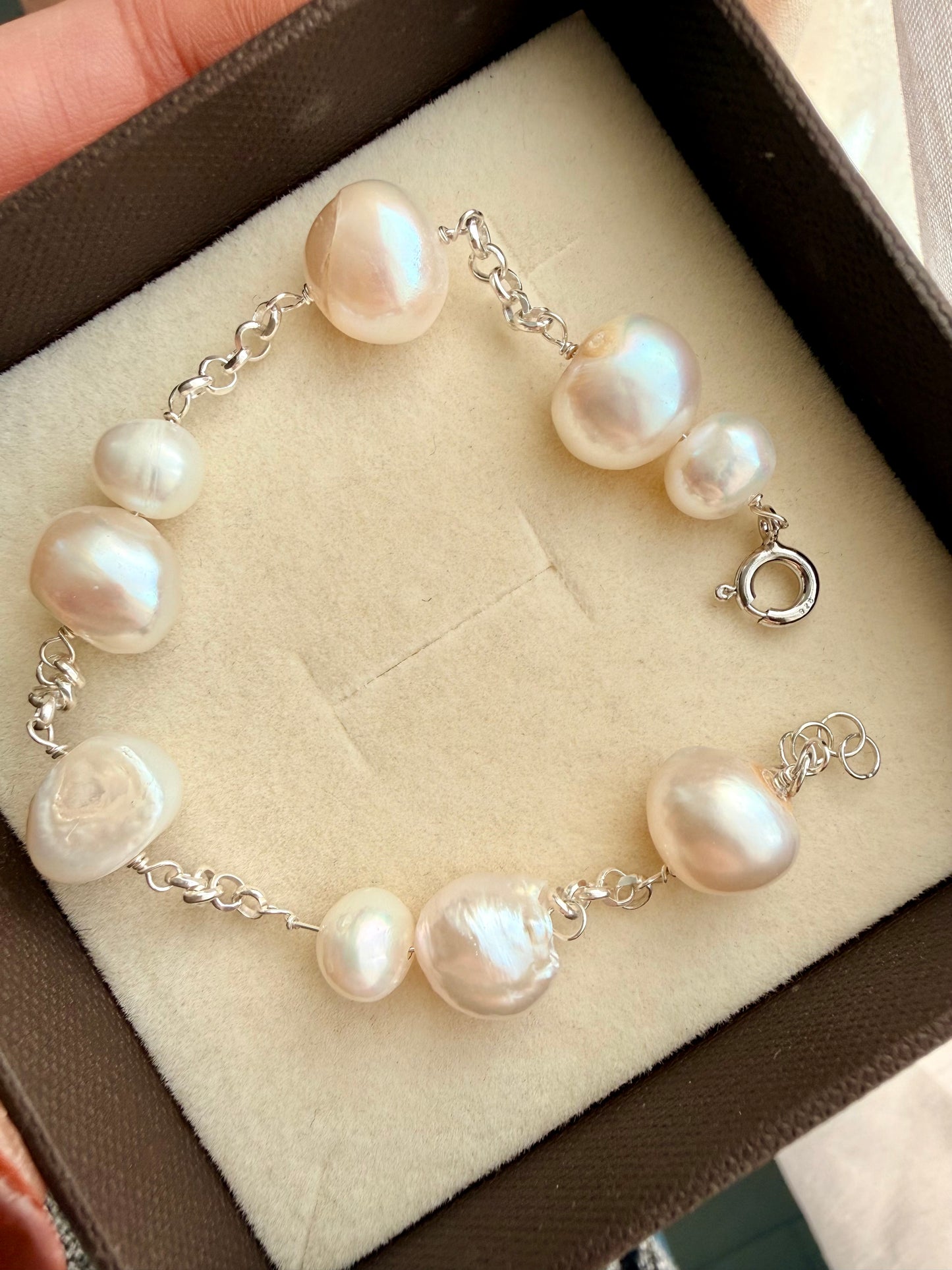 BRACCIALE CATENA ROLÒ ALTERNATO DA PERLE BIANCHE MULTIFORME