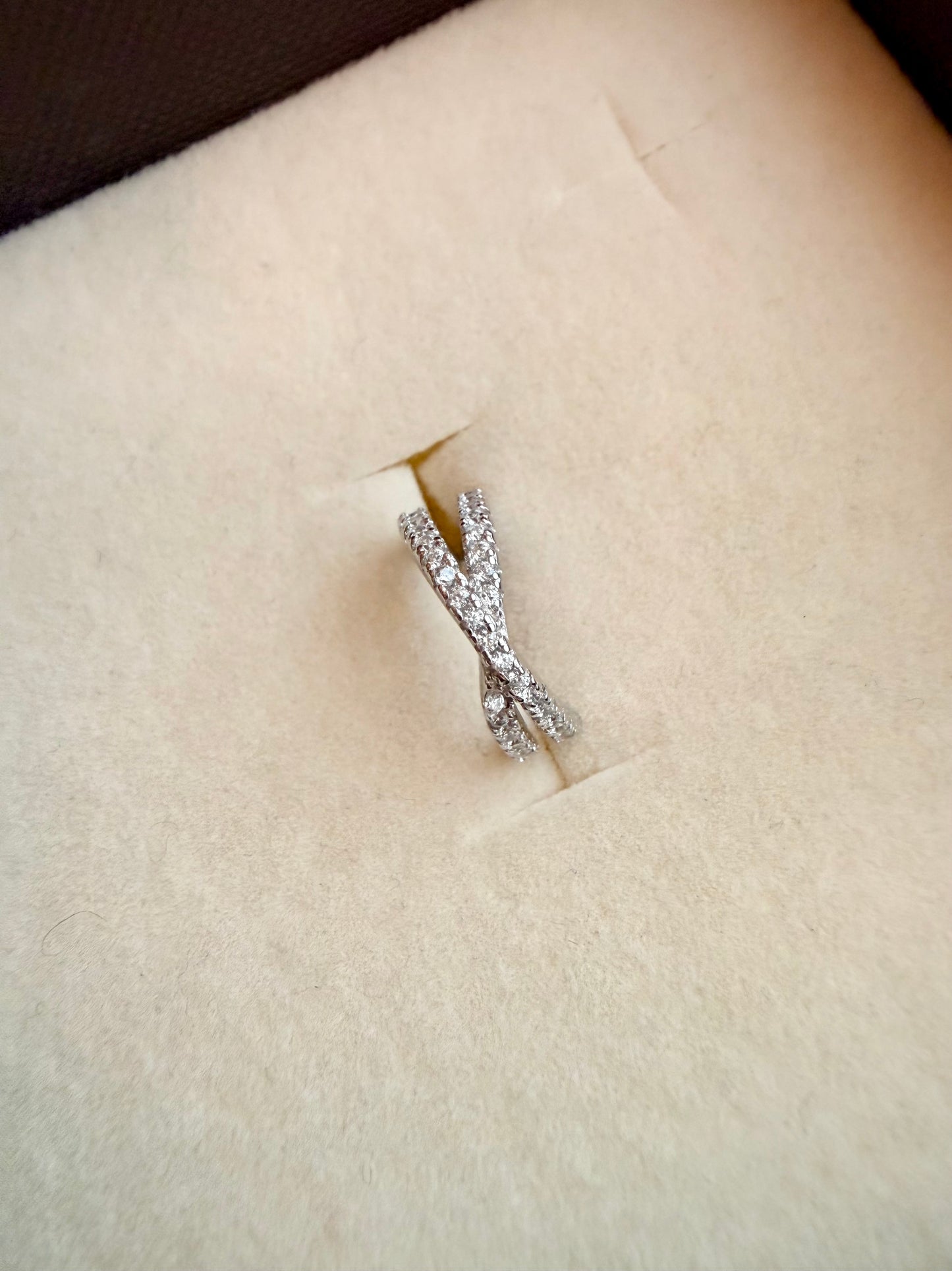 EAR CUFF CON DUE FILE DI ZIRCONI INCROCIATE