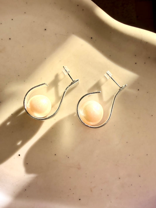 COPPIA ORECCHINI SEMICERCHI OVALI ALLUMINIO CON PERLA BIANCA