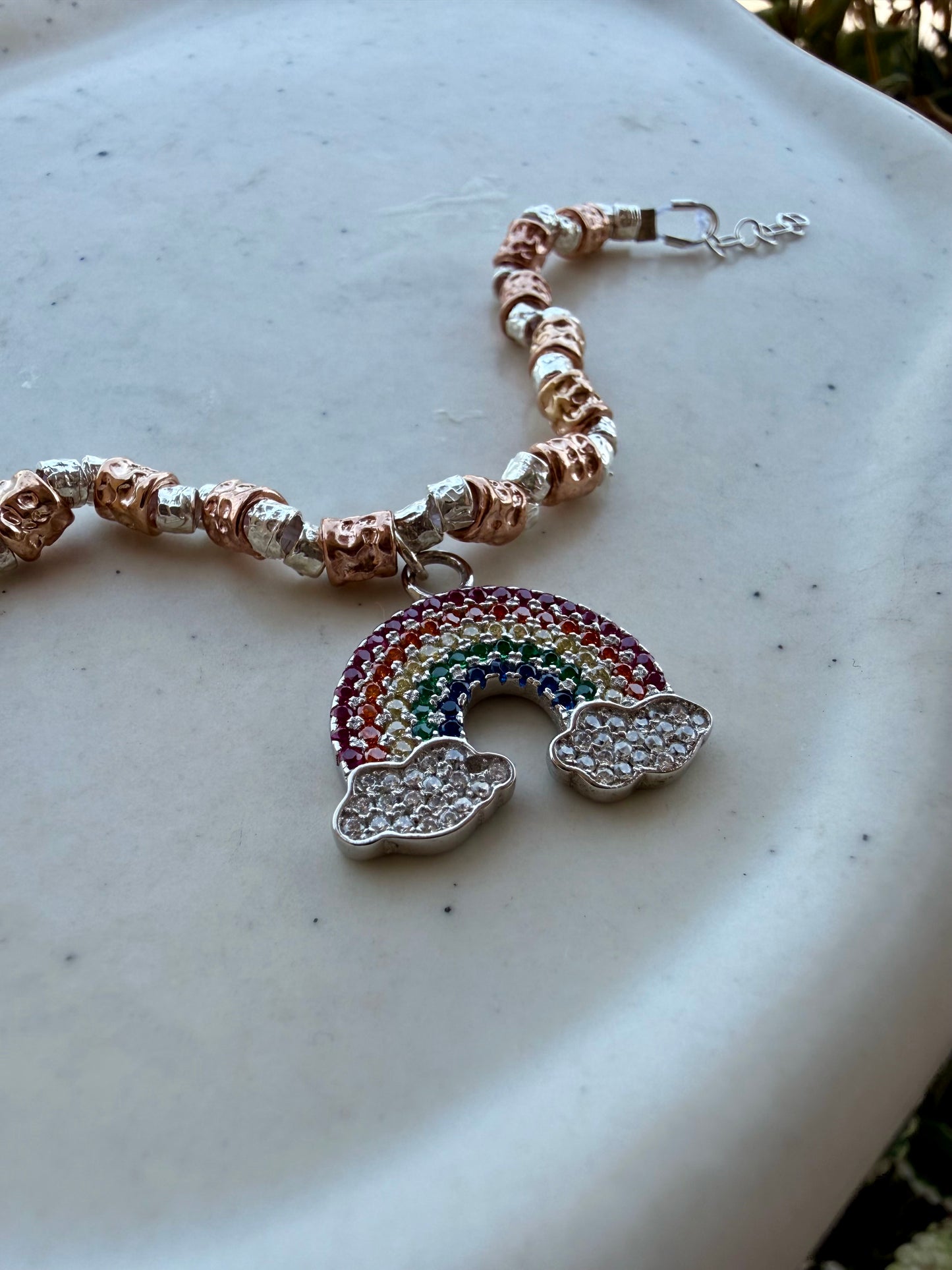 BRACCIALE BICOLORE DADINI MARTELLATI CON ARCOBALENO