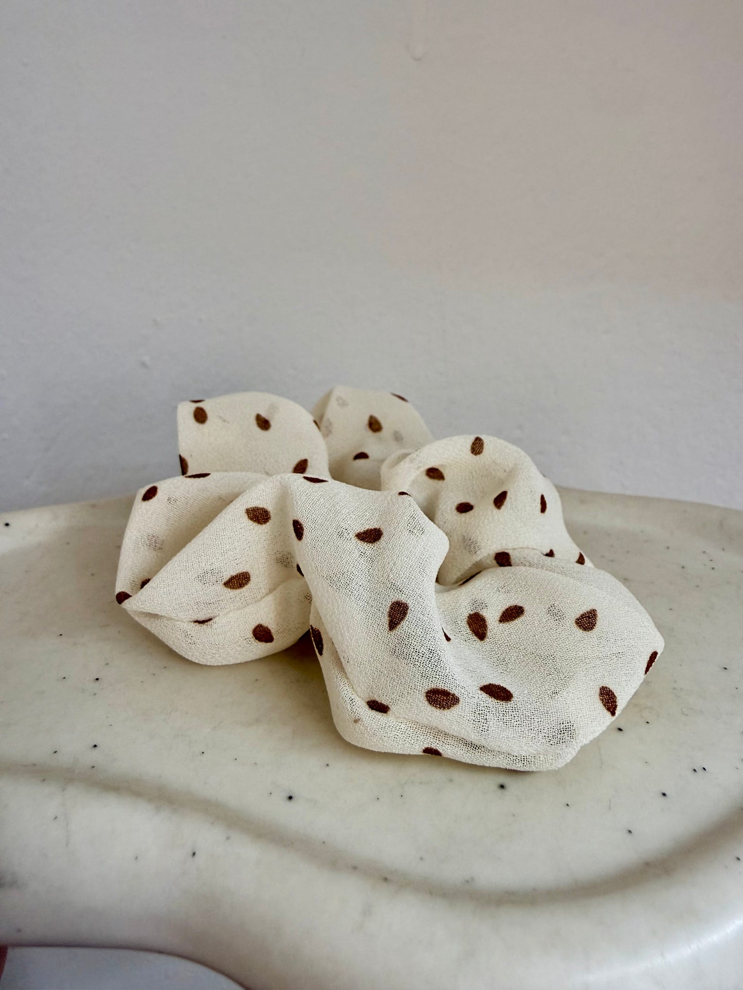 SCRUNCHIE CON STAMPA A POIS BIANCASTRO