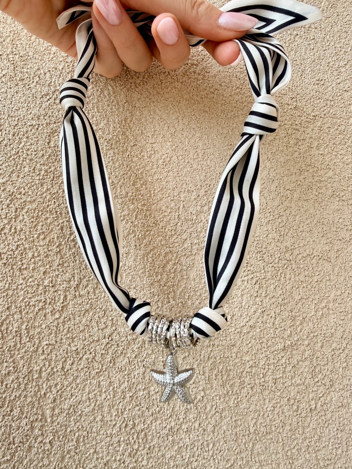 FOULARD GIOIELLO CON LINEA CONTINUA BIANCO-NERO E STELLA MARINA