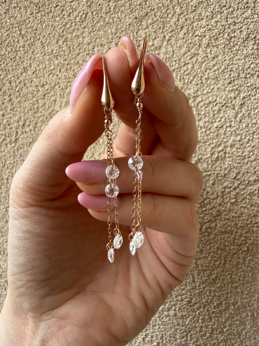 ORECCHINI AMO A GOCCIA CON CATENELLE CON ZIRCONI BIANCHI
