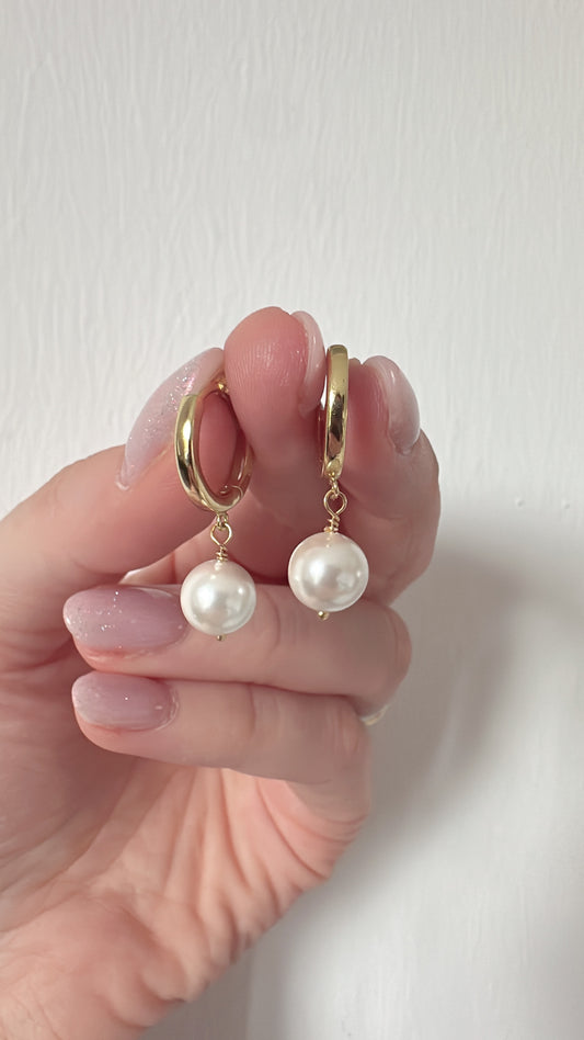 COPPIA ORECCHINI CERCHIETTO SCATTINO CON MADREPERLA TONDA