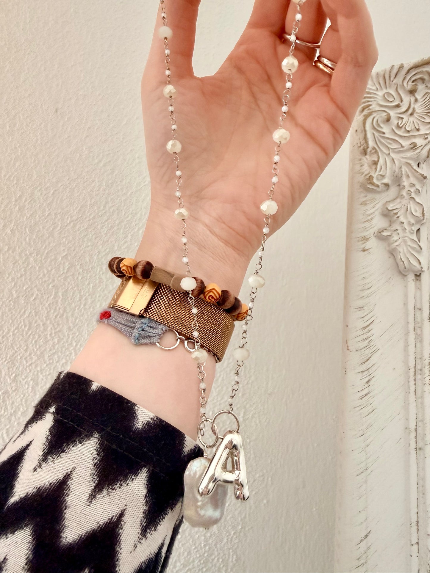 COLLANA ROSARIO CON CRISTALLI E ZIRCONI BIANCHI, MAXI PERLA BAROCCA ED INIZIALE BALOON