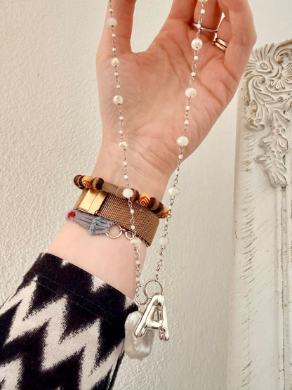 COLLANA ROSARIO CON CRISTALLI E ZIRCONI BIANCHI, MAXI PERLA BAROCCA ED INIZIALE BALOON