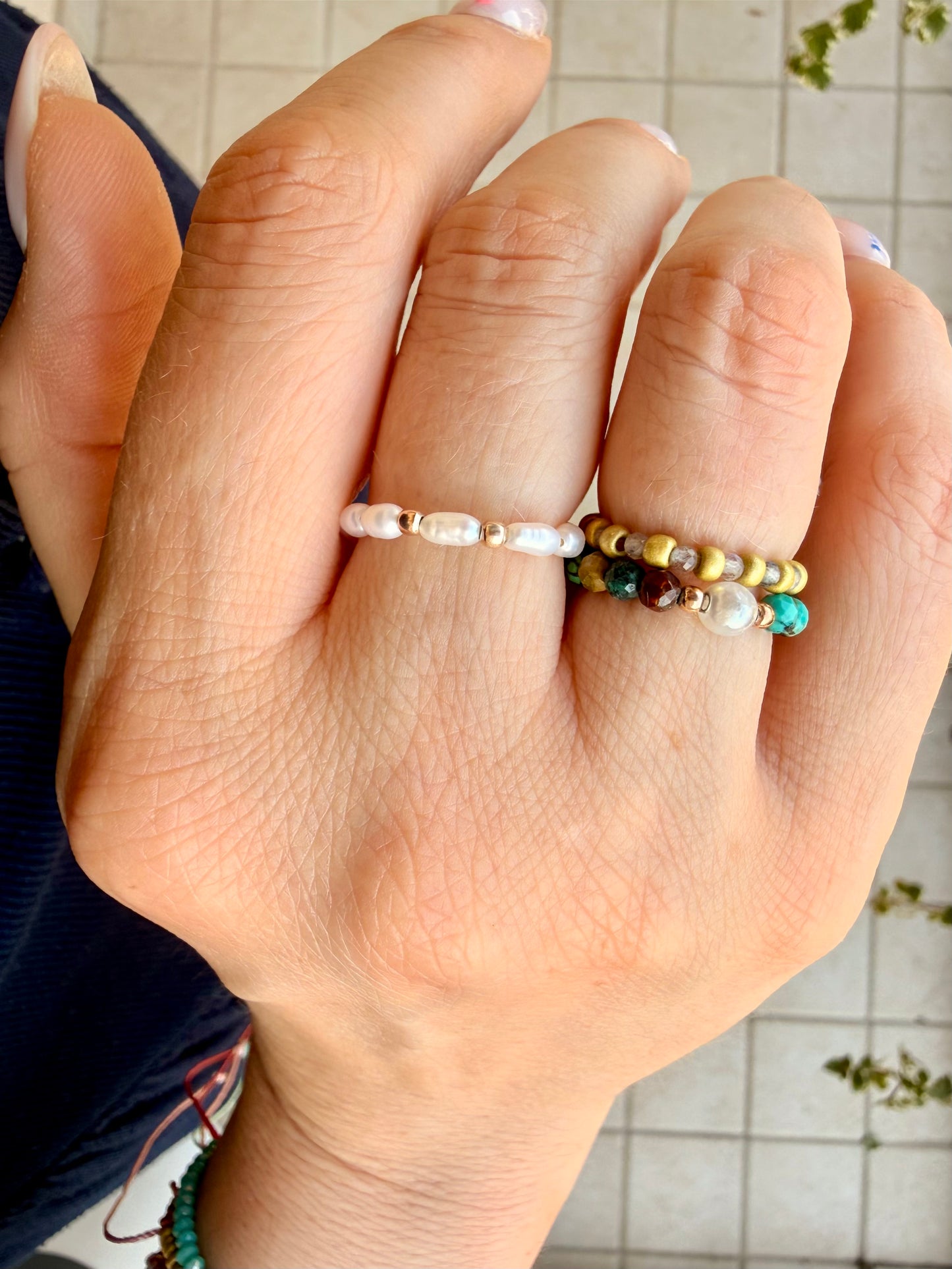 ANELLO ELASTICO CON MICRO LABRADORITE E RONDELLE ORO