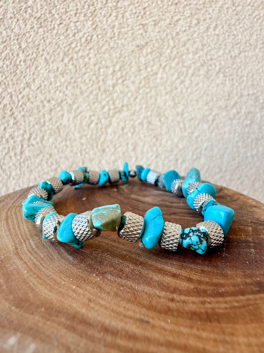 BRACCIALE CON CHIPS DI AULITE TURCHESE E PERLINE PUNTINATE DI ACCIAIO