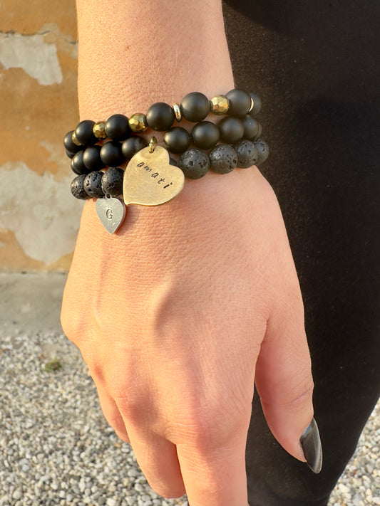 BRACCIALE CON LAVA NERA E CUORICINO INCISO A MANO