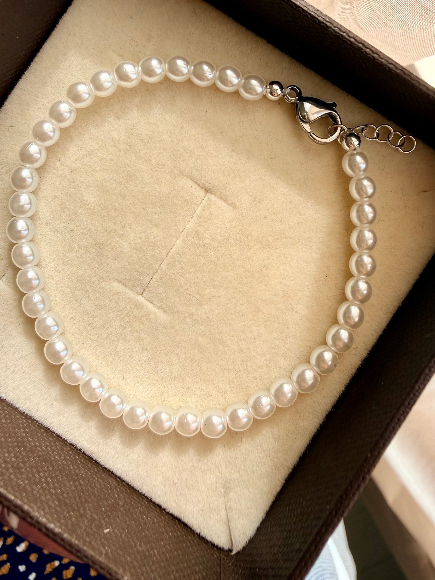 BRACCIALE CON PERLE CERATE DA 4mm