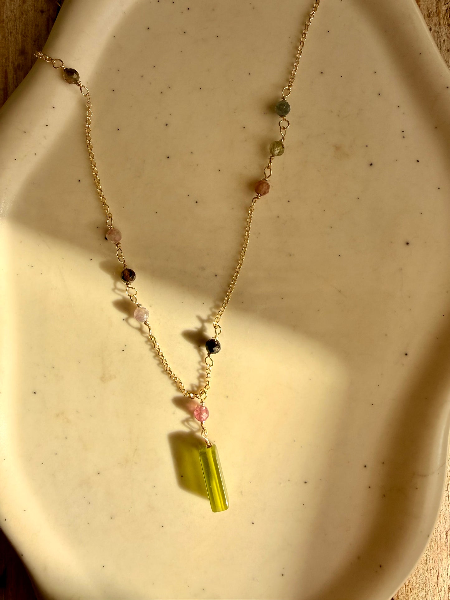 COLLANA LUNGA CON PIETRA VERDE E CATENA ROSARIO