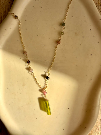 COLLANA LUNGA CON PIETRA VERDE E CATENA ROSARIO