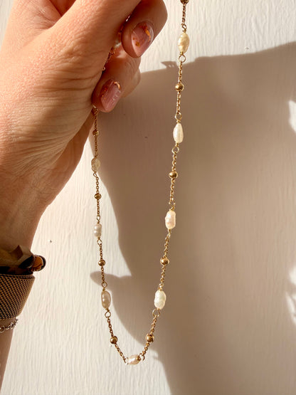 COLLANA PERLE RISINO IRREGOLARI BIANCHE ALTERNATA A SFERE ORO