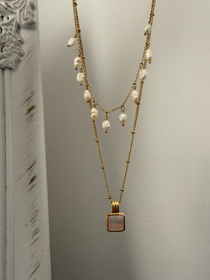 COLLANA CON PENDENTE QUADRATO MADREPERLA