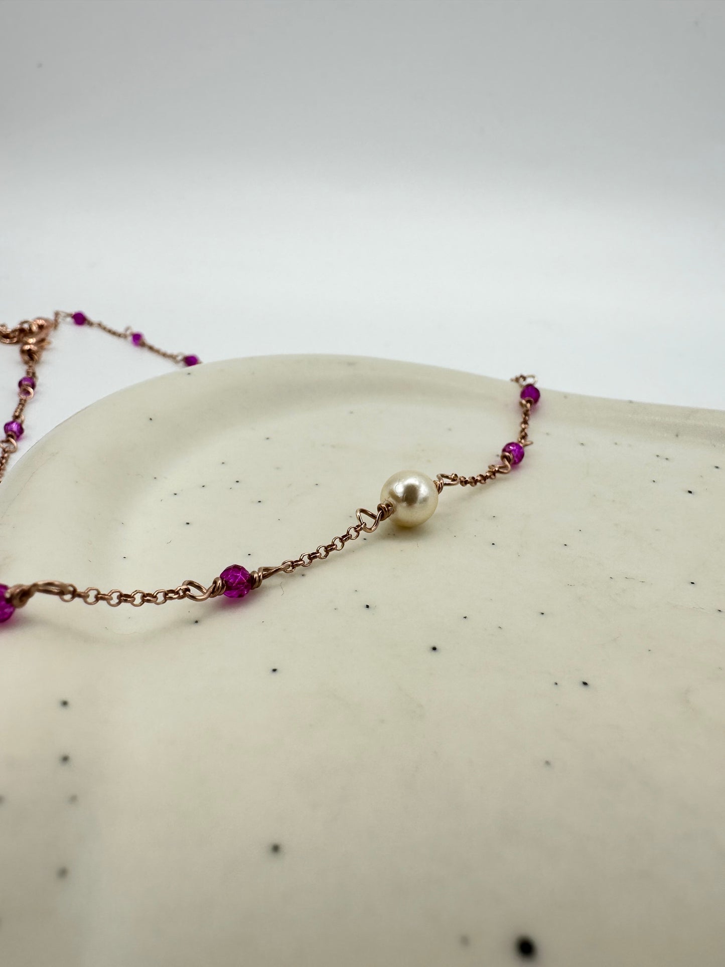 COLLANA CATENA ROLÒ ALTERNATA DA CRISTALLI FUCSIA CON PERLA BIANCA