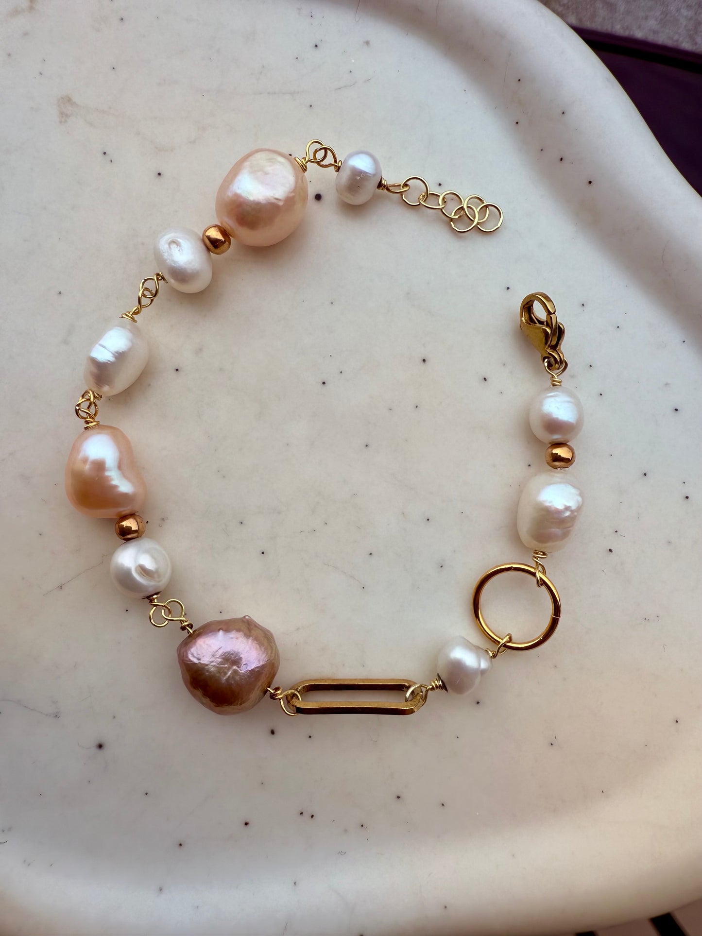 BRACCIALE ALTERNATO DA PERLE ROSA LILLA BIANCHE ED ELEMENTO OVALE PIATTO