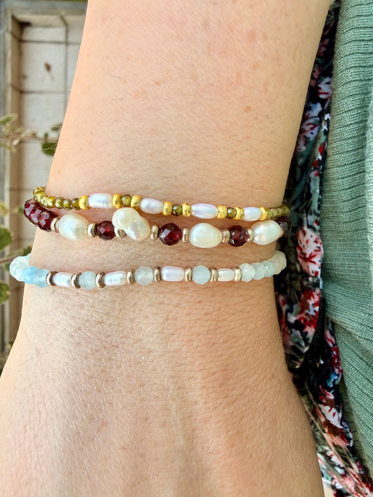 BRACCIALE PIETRE ALTERNATE A PERLE NATURALI BIANCHE E RONDELLE