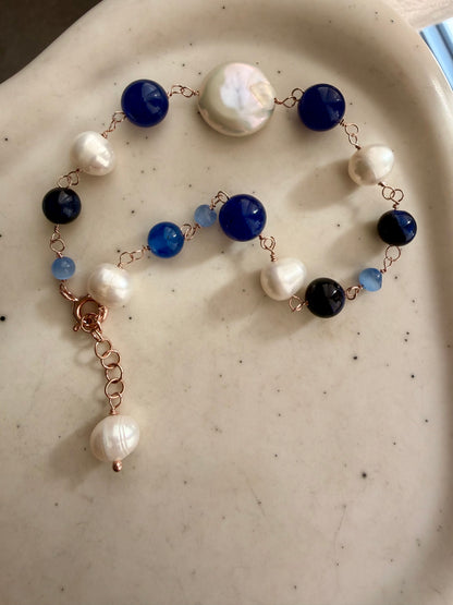 BRACCIALE PERLE BIANCHE E PIETRE BLU