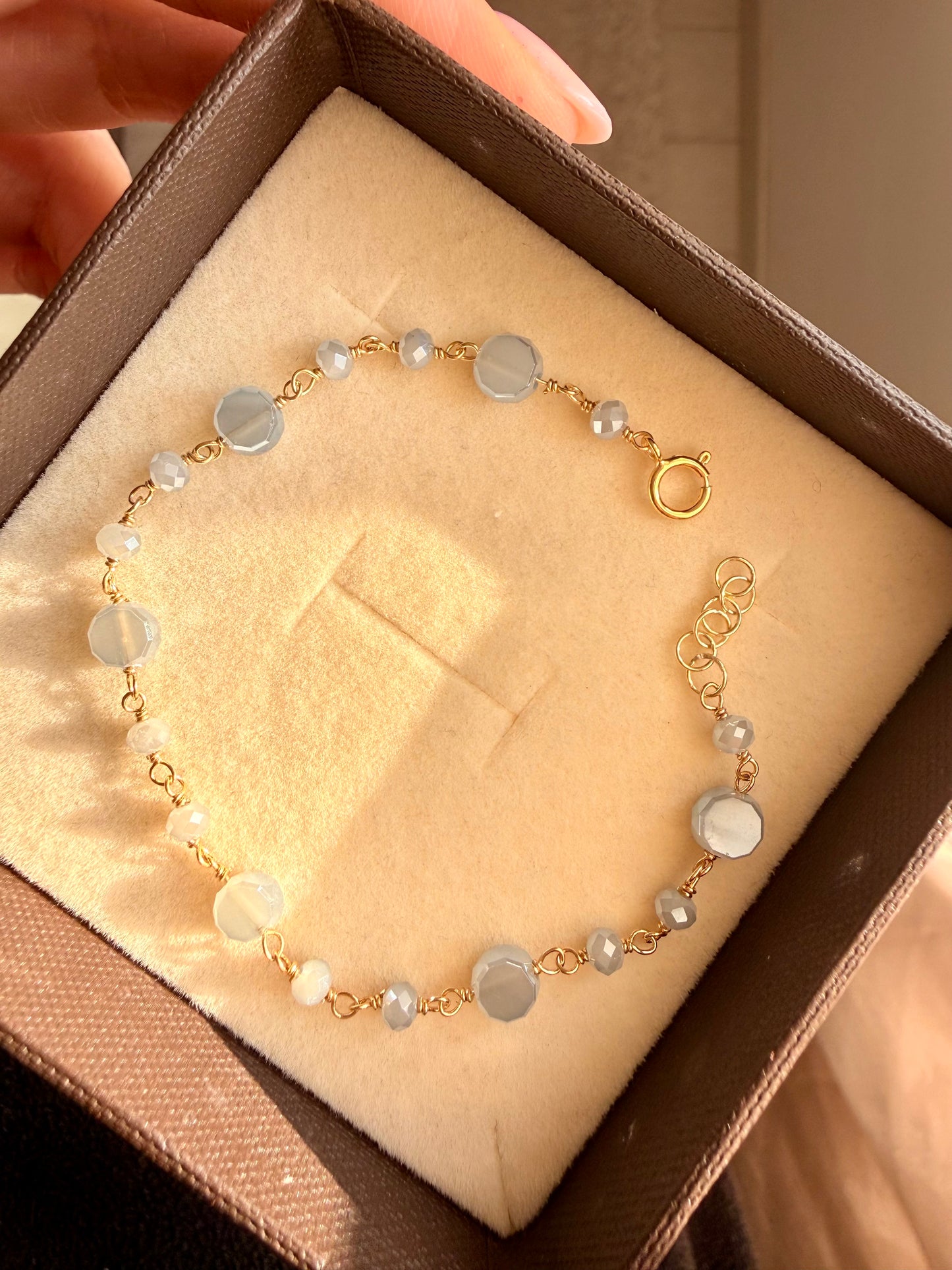 BRACCIALE CON AGATA SFACCETTATA GRIGIO CHIARO